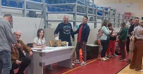 Μέλη και φίλοι του Αθλητικού Συλλόγου Άνοιξης Διονύσου κατά τη διάρκεια των εκλογών για τη νέα διοίκηση στο Κλειστό Γυμναστήριο Άνοιξης.