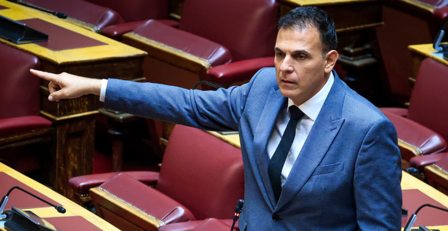 Φωτογραφία του Καραμέρου στο Βήμα της Βουλής για τα νηπιαγωγεία στο Δήμο Διονύσου