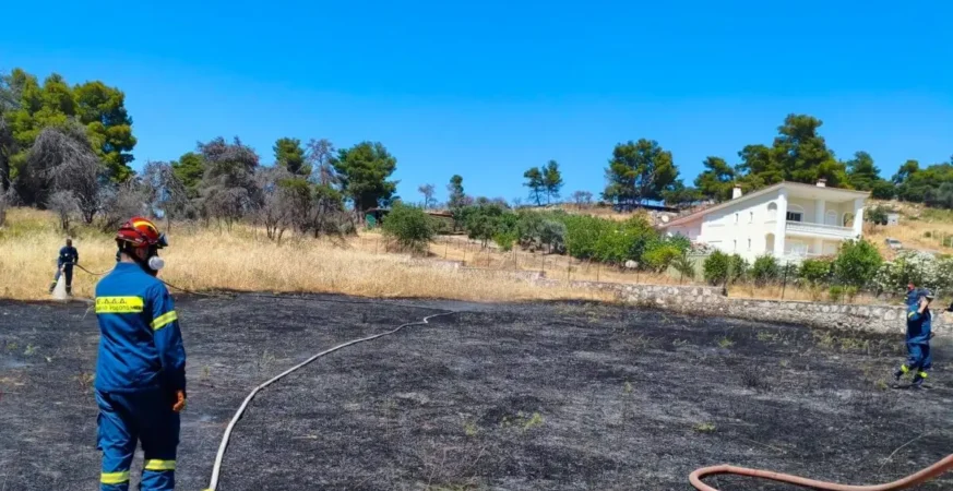Φωτιά σε οικοπεδικό χώρο με ξερή βλάστηση στη Σταμάτα Αττικής και επέμβαση της Πυροσβεστικής.
