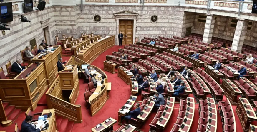 Στιγμιότυπο από την Ολομέλεια της Βουλής κατά τη συζήτηση του νομοσχεδίου για τον νέο Κώδικα Τοπικής Αυτοδιοίκησης, που εισάγει αλλαγές στις δημοτικές εκλογές και στα δημοτικά τέλη.