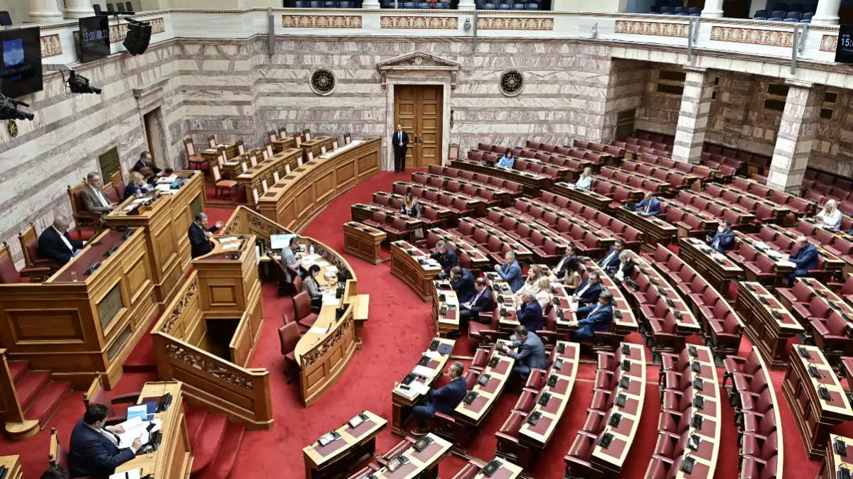 Στιγμιότυπο από την Ολομέλεια της Βουλής κατά τη συζήτηση του νομοσχεδίου για τον νέο Κώδικα Τοπικής Αυτοδιοίκησης, που εισάγει αλλαγές στις δημοτικές εκλογές και στα δημοτικά τέλη.