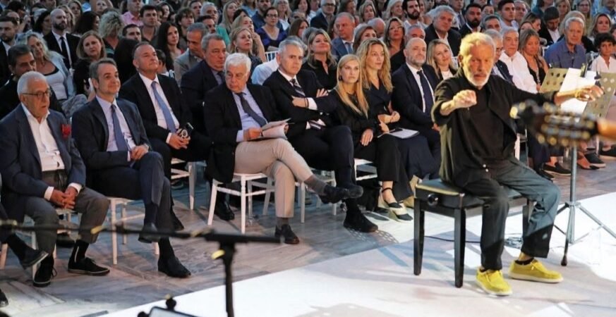 Ο Κυριάκος Μητσοτάκης και ο Σταύρος Ξαρχάκος στη συναυλία προς τιμήν του συνθέτη στον αύλειο χώρο της Βουλής.
