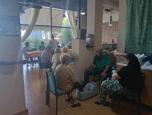 Ηλικιωμένοι κατά τη διάρκεια προληπτικού ελέγχου σε χώρο υγείας, με επαγγελματίες υγείας για μέτρηση οστικής πυκνότητας ή να παρέχει συμβουλές πρόληψης.