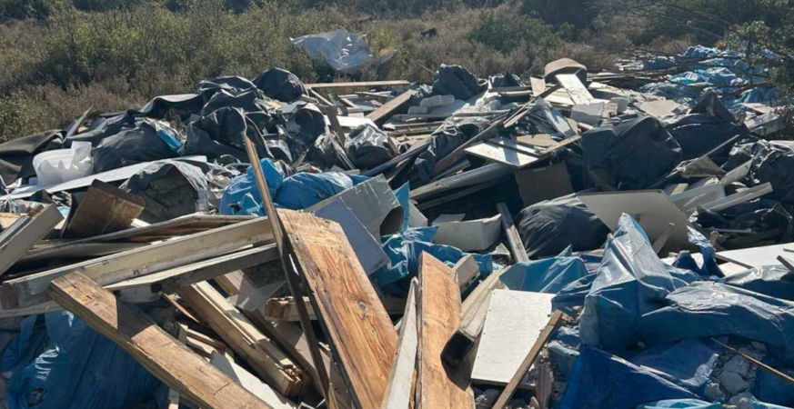 Παράνομη απόρριψη μπαζών και ογκωδών αντικειμένων στους πρόποδες της Πάρνηθας