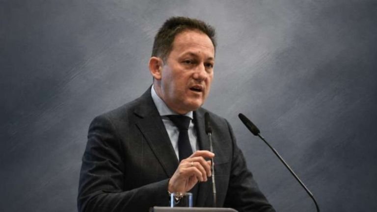Στέλιος Πέτσας και Αλέξης Τσίπρας σε πολιτική αντιπαράθεση