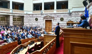 Σκληρό παρασκήνιο για τις “γαλάζιες” λίστες: Στον πάγο οι ανακοινώσεις υποψηφίων υπό τον φόβο αντιδράσεων και μετακινήσεων προς την πλευρά Σαμαρά